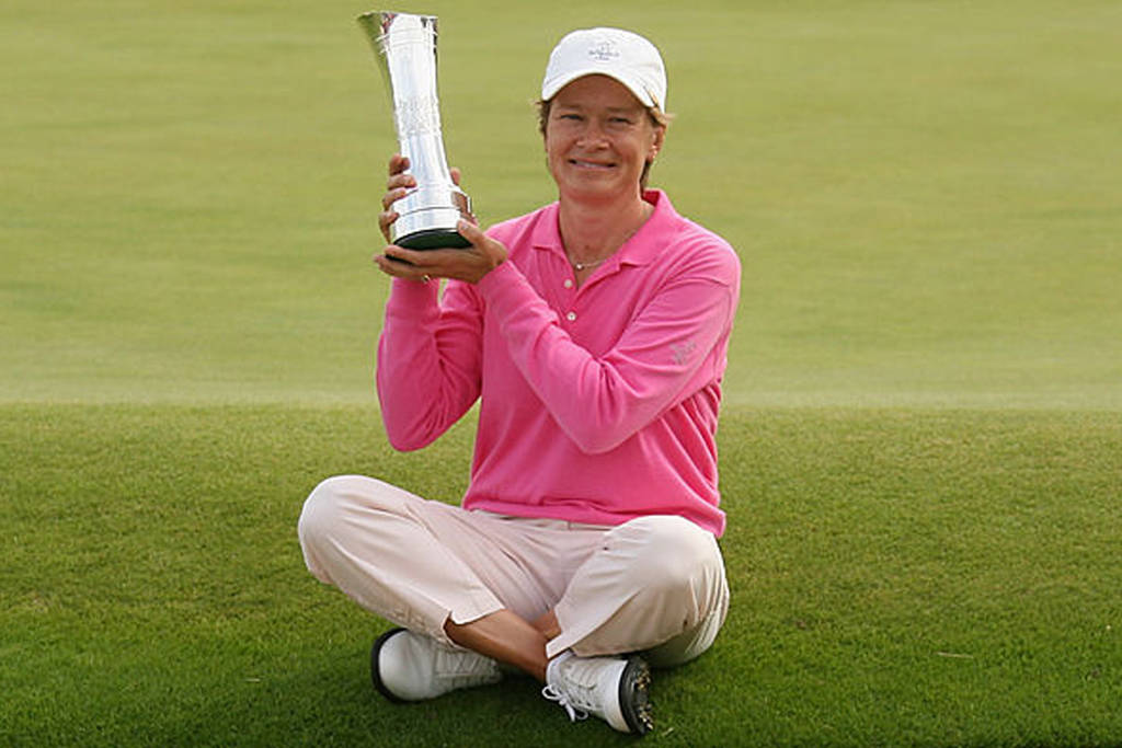 Catriona Matthew holds aloft the AIG Women's Open trophy in 2009